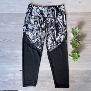 VS SPORT knockout marble capri leggings size M